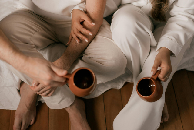 Couple qui se retrouve autour d’un café après un accompagnement couple
