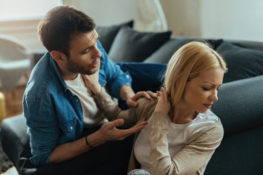 Homme qui tente de réconforter sa compagne