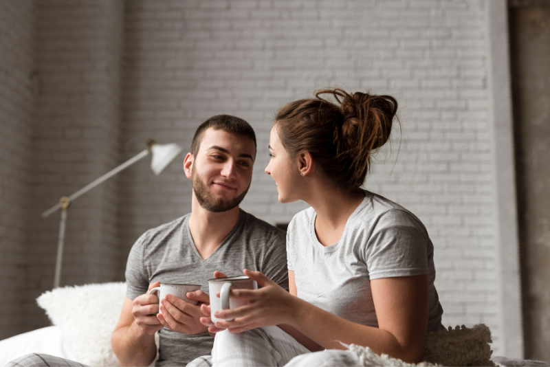 Couple qui partage un moment de complicité autour d’un café