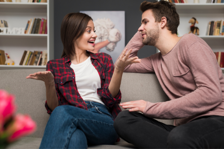Couple qui échange sur un canapé, attentifs l’un à l’autre