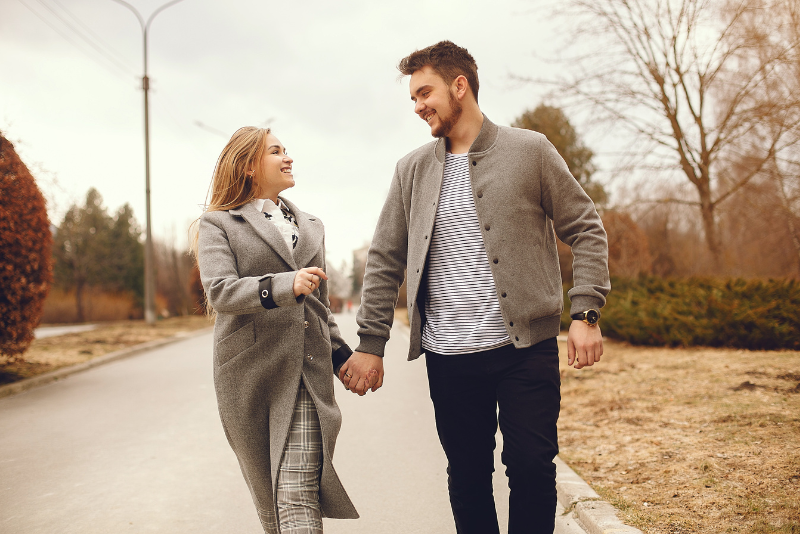 Couple qui marche main dans la main
