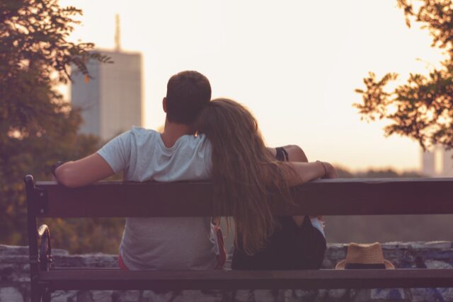 Quand l’amour devient une source d’anxiété : comment apaiser le lien amoureux