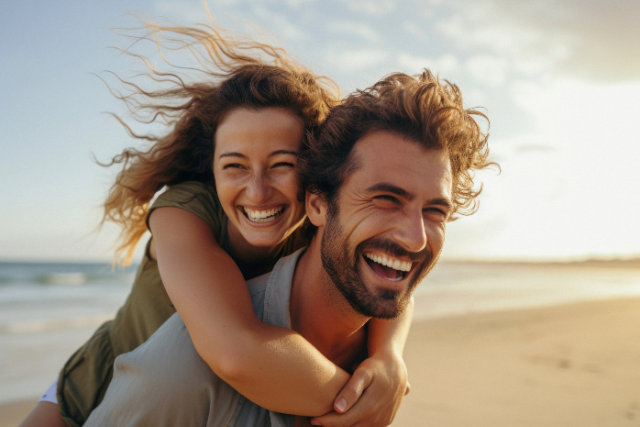Couple heureux et complice à la plage