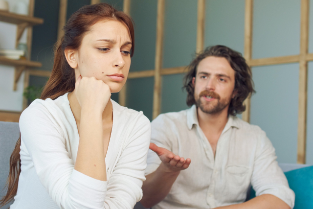 Couple en désaccord, tensions émotionnelles