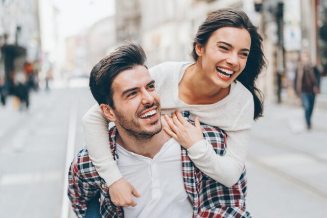 Couple heureux qui rit dans la rue