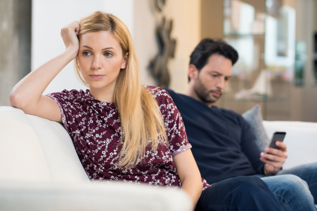 Je me sens seule dans mon couple : pourquoi, et comment retrouver le lien