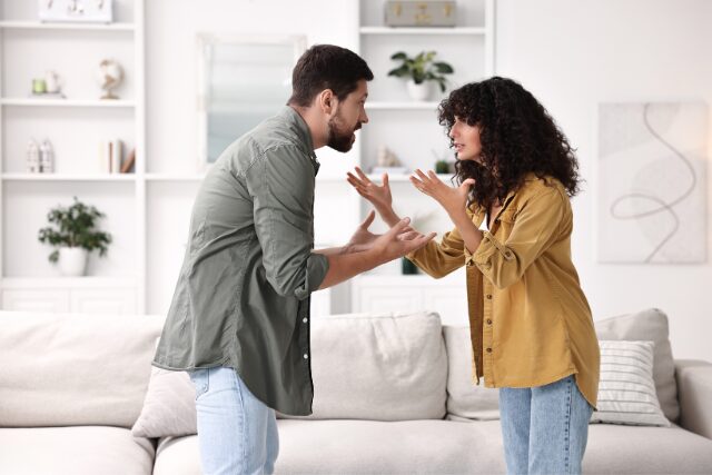 Pourquoi je sur-réagis en amour ? Comprendre et apaiser les réactions émotionnelles